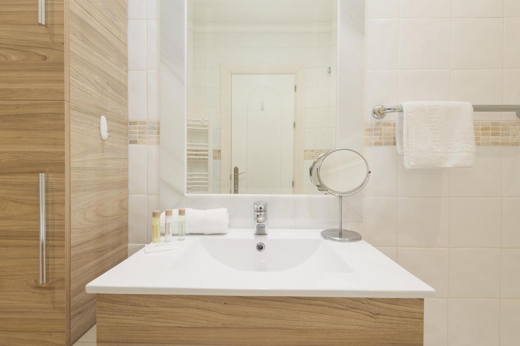 Apartment Cozy With Terrace And Access To The Beach, In Elviria, East
